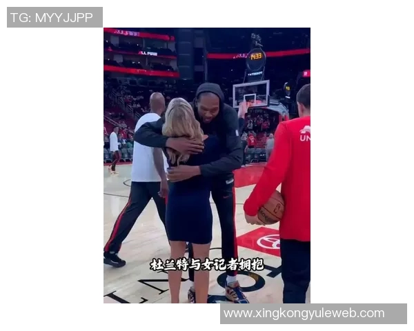 杜兰特与美女记者互动频频邀请共赏比赛后共享烧烤时光