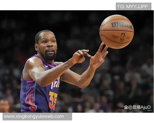 谢泼德与杜兰特击掌庆祝打得可以的默契配合引发全场欢呼